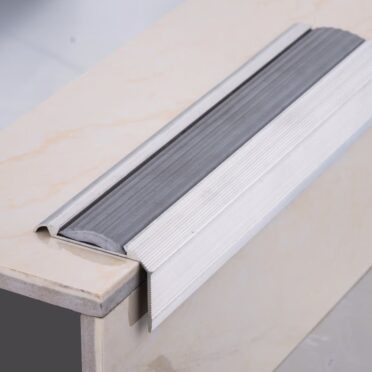 Moldura Nariz Sobrepuesta 48x2500mm Aluminio Cromo Mate+PVC color Gris